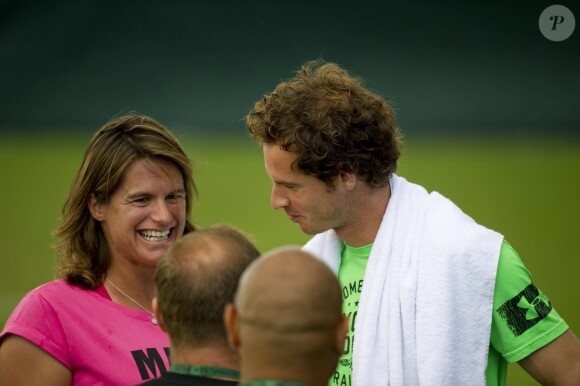 Andy Murray et Amélie Mauresmo, duo complice lors d'un entraînement au All England Lawn Tennis and Croquet Club de Wimbledon, à Londres le 7 juillet 2015