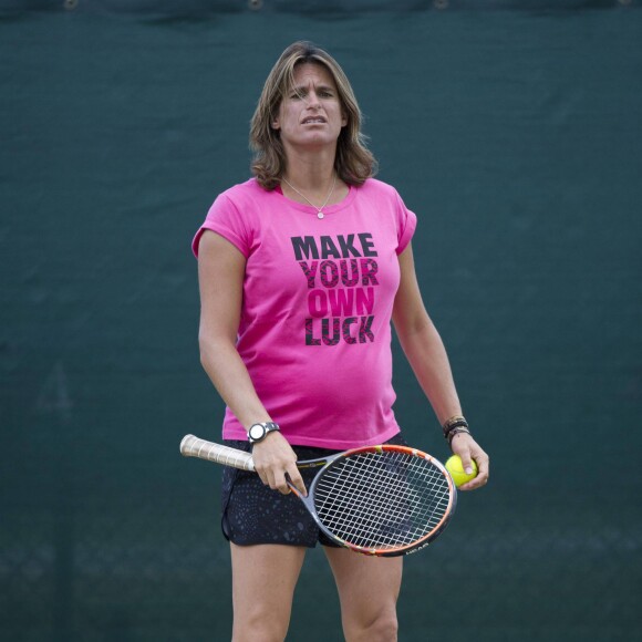 Amélie Mauresmo, enceinte, lors d'un entraînement de son poulain Andy Murray au All England Lawn Tennis and Croquet Club de Wimbledon, à Londres le 7 juillet 2015