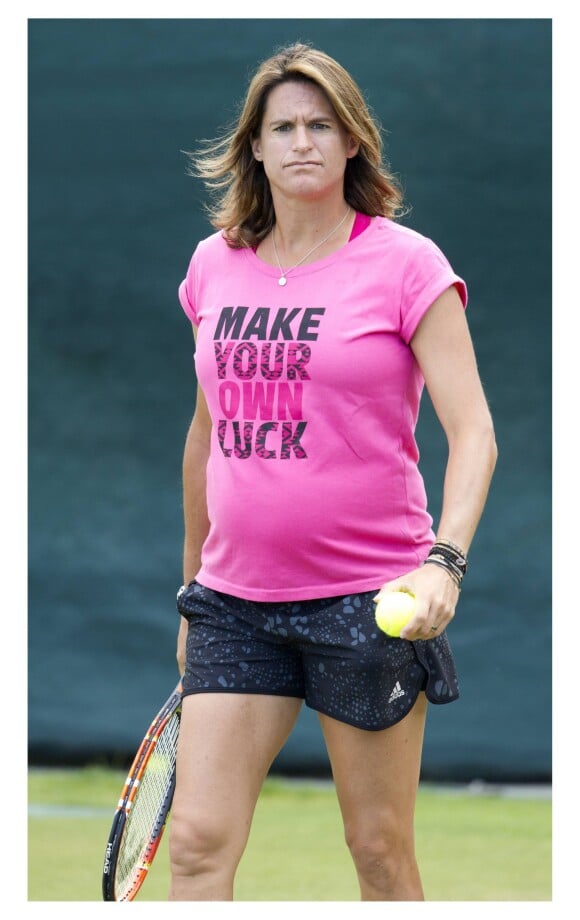 Amélie Mauresmo, enceinte, lors d'un entraînement de son poulain Andy Murray au All England Lawn Tennis and Croquet Club de Wimbledon, à Londres le 7 juillet 2015