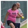 Amélie Mauresmo, enceinte, démontre ses talents de joueuse de foot, lors d'un entraînement de son poulain Andy Murray au All England Lawn Tennis and Croquet Club de Wimbledon, à Londres le 7 juillet 2015