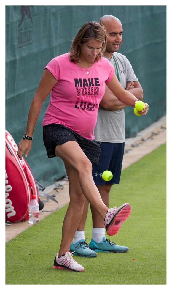 Amélie Mauresmo, enceinte, démontre ses talents de joueuse de foot, lors d'un entraînement de son poulain Andy Murray au All England Lawn Tennis and Croquet Club de Wimbledon, à Londres le 7 juillet 2015
