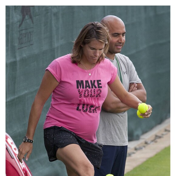 Amélie Mauresmo, enceinte, démontre ses talents de joueuse de foot, lors d'un entraînement de son poulain Andy Murray au All England Lawn Tennis and Croquet Club de Wimbledon, à Londres le 7 juillet 2015