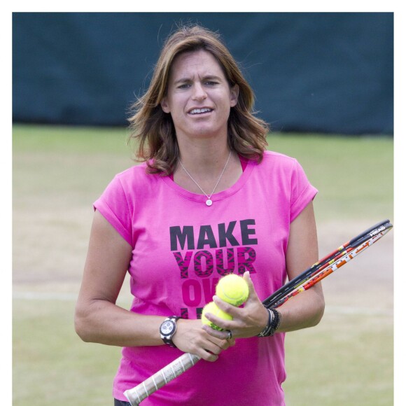 Amélie Mauresmo, enceinte, lors d'un entraînement d'Andy Murray au All England Lawn Tennis and Croquet Club de Wimbledon, à Londres le 7 juillet 2015