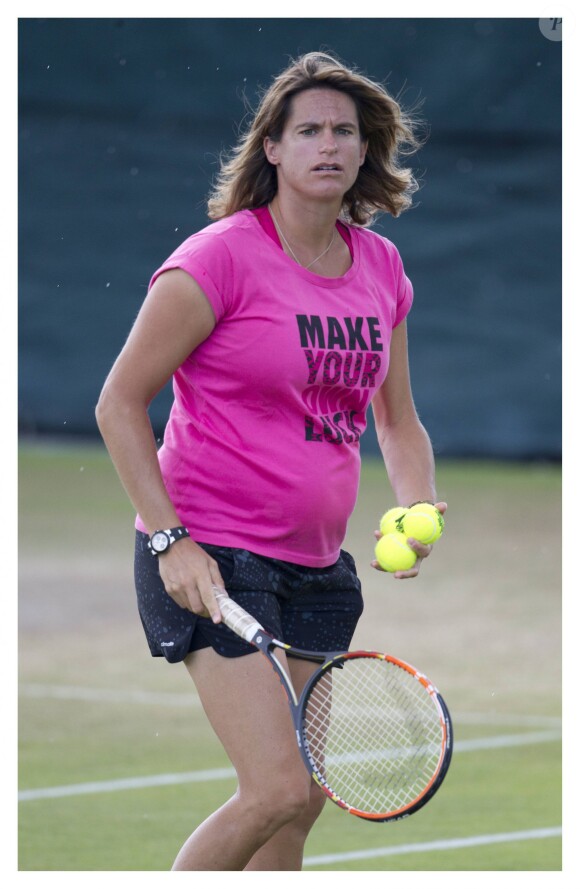 Amélie Mauresmo, enceinte, lors d'un entraînement au All England Lawn Tennis and Croquet Club de Wimbledon, à Londres le 7 juillet 2015