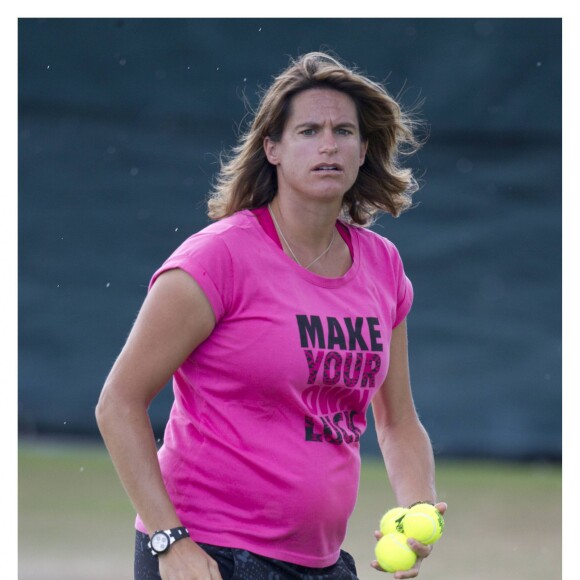 Amélie Mauresmo, enceinte, lors d'un entraînement au All England Lawn Tennis and Croquet Club de Wimbledon, à Londres le 7 juillet 2015