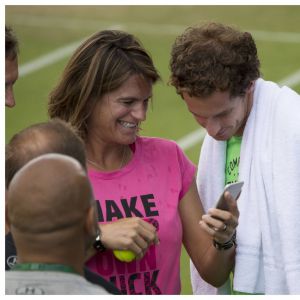 Andy Murray et sa coach Amélie Mauresmo, complices lors d'un entraînement au All England Lawn Tennis and Croquet Club de Wimbledon, à Londres le 7 juillet 2015