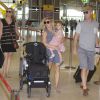Elsa Pataky, sa fille India, et ses beaux parents Craig et Leonie Hemsworth arrivent à l'aéroport de Madrid pour prendre un avion le 7 juillet 2015.