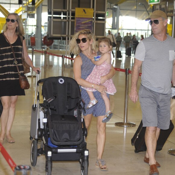 Elsa Pataky, sa fille India, et ses beaux parents Craig et Leonie Hemsworth arrivent à l'aéroport de Madrid pour prendre un avion le 7 juillet 2015.