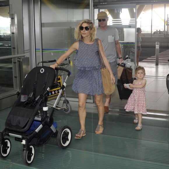 Elsa Pataky, sa fille India, et ses beaux parents Craig et Leonie Hemsworth à l'aéroport de Madrid le 7 juillet 2015.
