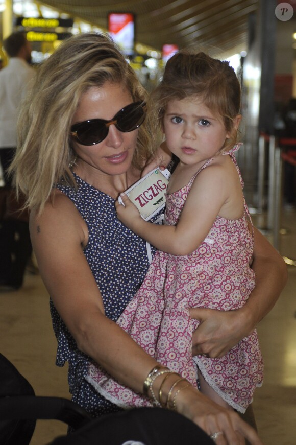 Elsa Pataky, sa fille India à l'aéroport de Madrid le 7 juillet 2015.