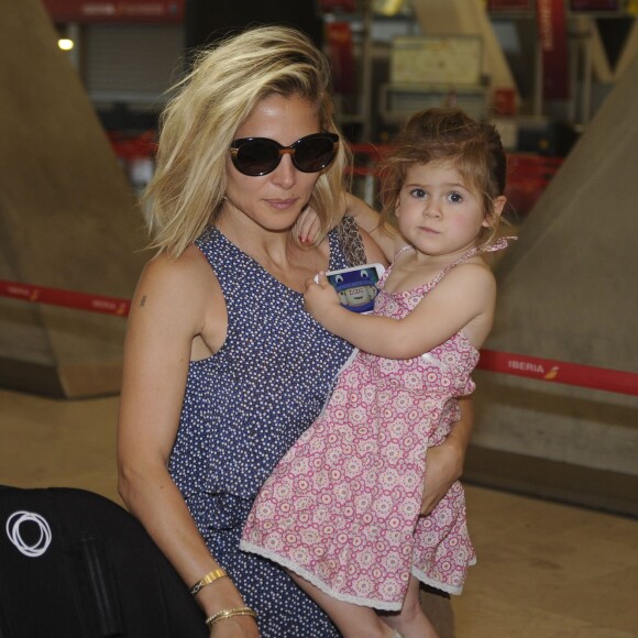 Elsa Pataky, sa fille India, et ses beaux parents Craig et Leonie Hemsworth arrivent à l'aéroport de Madrid pour prendre un avion le 7 juillet 2015.