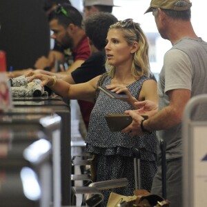 Elsa Pataky et ses beaux parents Craig et Leonie Hemsworth arrivent à l'aéroport de Madrid pour prendre un avion le 7 juillet 2015.