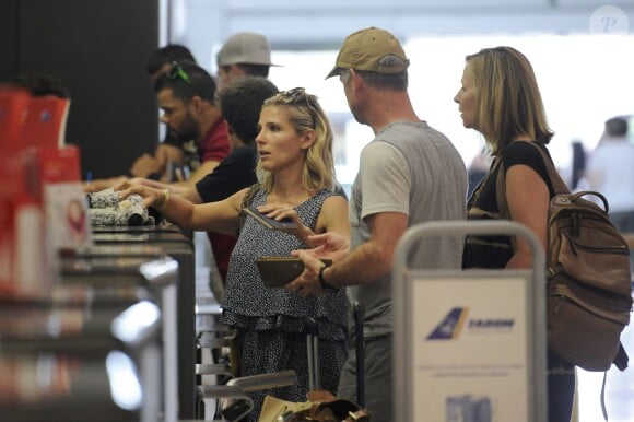 Elsa Pataky et ses beaux parents Craig et Leonie Hemsworth arrivent à l'aéroport de Madrid pour prendre un avion le 7 juillet 2015.