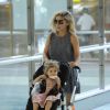 Elsa Pataky et sa fille India avec ses beaux parents arrivent à l'aéroport de Madrid le 7 juillet 2015.