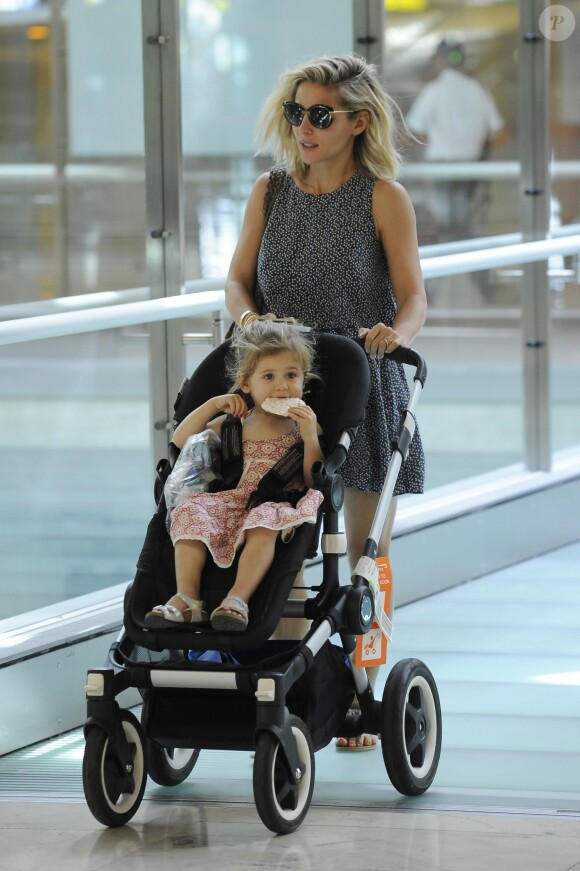 Elsa Pataky et sa fille India avec ses beaux parents arrivent à l'aéroport de Madrid le 7 juillet 2015.