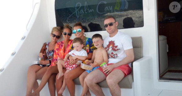 Wayne et Coleen Rooney lors de leurs vacances avec leurs fils Klay et Kai aux Bahamas en juin 2015. Le couple a annoncé le 8 juillet attendre son troisième enfant.