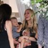 Veuillez flouter le visage de l'enfant avant publication - Kristin Cavallari déjeune avec son fils Camden dans un restaurant à Beverly Hills le 25 juillet 2014.