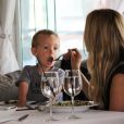  Veuillez flouter le visage de l'enfant avant publication - Kristin Cavallari d&eacute;jeune avec son fils Camden dans un restaurant &agrave; Beverly Hills le 25 juillet 2014. 