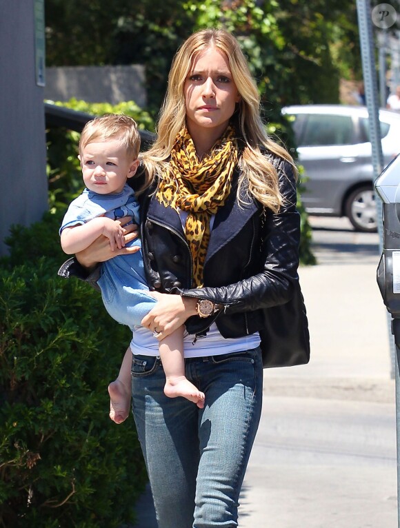 Kristin Cavallari passe la journee avec son fils Camden a West Hollywood, le 30 juillet 2013. 