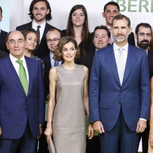 Le roi Felipe VI et la reine Letizia d'Espagne présidaient le 9 juillet 2015 la remise des bouses de la compagnie Iberdrola, lors d'une cérémonie à la maison de l'Amérique à Madrid.