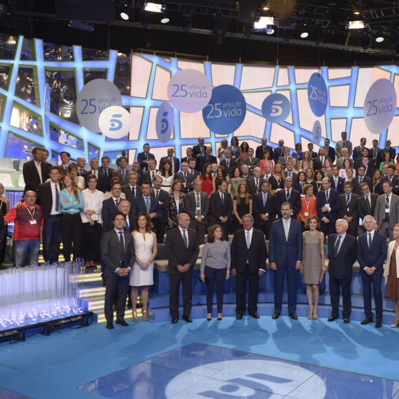 La reine Letizia et le roi Felipe VI d'Espagne prenaient part le 9 juillet 2015 à la célébration des 25 ans de la chaîne Telecinco au siège de Mediaset Espagne, à Madrid