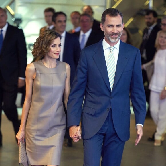 La reine Letizia et le roi Felipe VI d'Espagne prenaient part le 9 juillet 2015 à la célébration des 25 ans de la chaîne Telecinco au siège de Mediaset Espagne, à Madrid