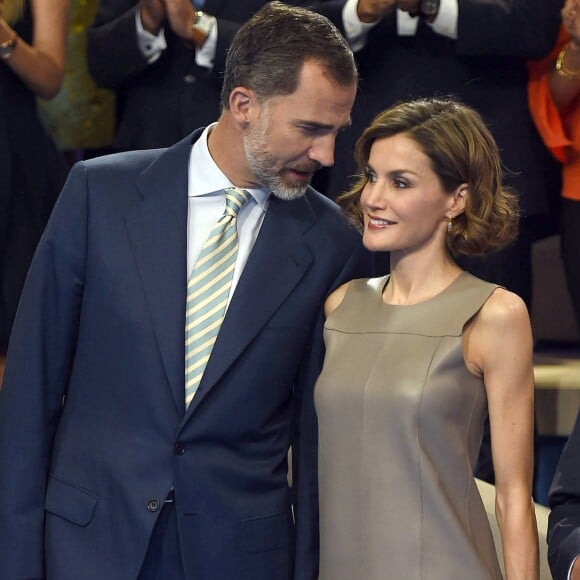 La reine Letizia et le roi Felipe VI d'Espagne prenaient part le 9 juillet 2015 à la célébration des 25 ans de la chaîne Telecinco au siège de Mediaset Espagne, à Madrid