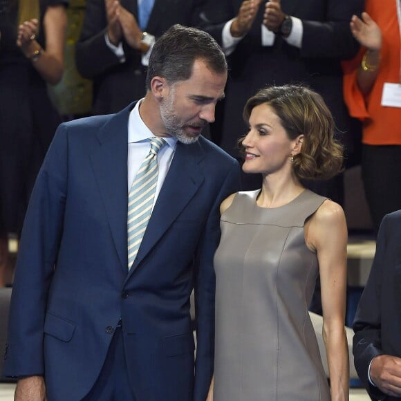 La reine Letizia et le roi Felipe VI d'Espagne prenaient part le 9 juillet 2015 à la célébration des 25 ans de la chaîne Telecinco au siège de Mediaset Espagne, à Madrid