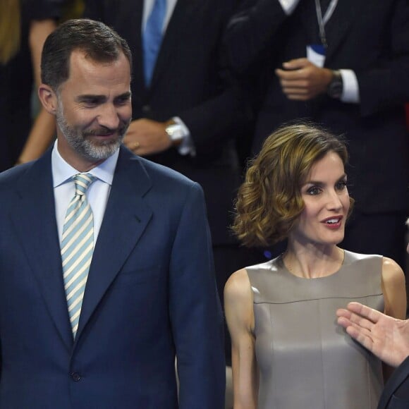 La reine Letizia et le roi Felipe VI d'Espagne prenaient part le 9 juillet 2015 à la célébration des 25 ans de la chaîne Telecinco au siège de Mediaset Espagne, à Madrid