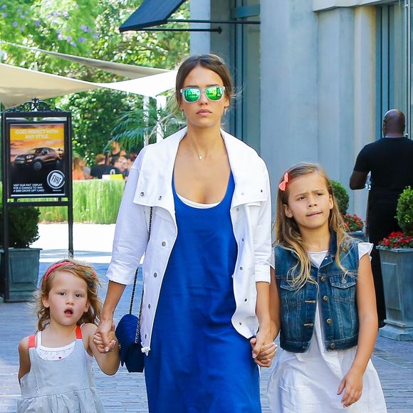 Jessica Alba et ses filles Haven et Honor se rendent au centre commercial The Grove à Los Angeles, le 12 juillet 2015