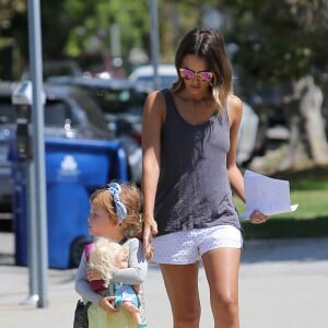 Jessica Alba et Cash Warren accompagnés de leur fille Haven vont soutenir l'aînée Honor qui joue dans sa première pièce à Beverly Hills, Los Angeles, le 11 juillet 2015