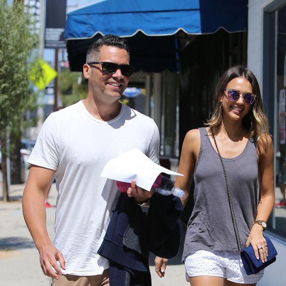 Jessica Alba et Cash Warren accompagnés de leur fille Haven vont soutenir l'aînée Honor qui joue dans sa première pièce à Beverly Hills, Los Angeles, le 11 juillet 2015