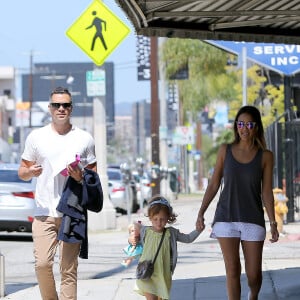 Jessica Alba et Cash Warren accompagnés de leur fille Haven vont soutenir l'aînée Honor qui joue dans sa première pièce à Beverly Hills, Los Angeles, le 11 juillet 2015