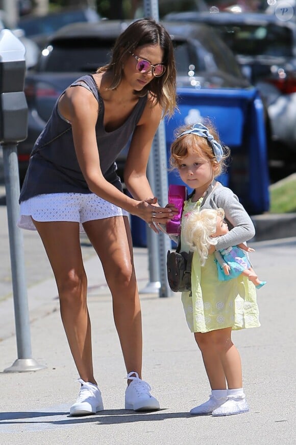 Jessica Alba et sa fille Haven vont soutenir l'aînée Honor qui joue dans sa première pièce à Beverly Hills, Los Angeles, le 11 juillet 2015