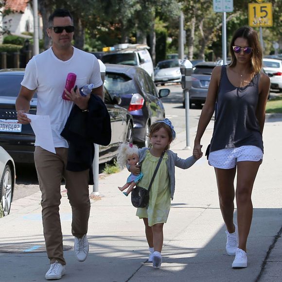 Jessica Alba et Cash Warren accompagnés de leur fille Haven vont soutenir l'aînée Honor qui joue dans sa première pièce à Beverly Hills, Los Angeles, le 11 juillet 2015