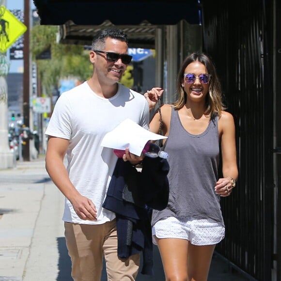 Jessica Alba et Cash Warren accompagnés de leur fille Haven vont soutenir l'aînée Honor qui joue dans sa première pièce à Beverly Hills, Los Angeles, le 11 juillet 2015