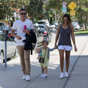 Jessica Alba et Cash Warren accompagnés de leur fille Haven vont soutenir l'aînée Honor qui joue dans sa première pièce à Beverly Hills, Los Angeles, le 11 juillet 2015