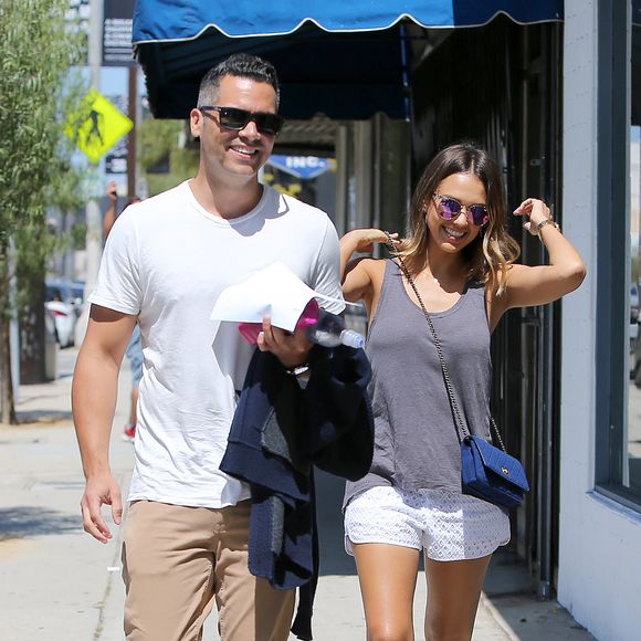 Jessica Alba et Cash Warren accompagnés de leur fille Haven vont soutenir l'aînée Honor qui joue dans sa première pièce à Beverly Hills, Los Angeles, le 11 juillet 2015