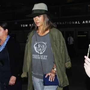 Jessica Alba arrive à l'aéroport de Los Angeles en provenance de Paris, le 9 juillet 2015.