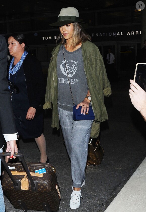 Jessica Alba arrive à l'aéroport de Los Angeles en provenance de Paris, le 9 juillet 2015.