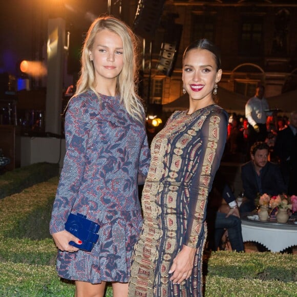 Jessica Alba et sa meilleure amie Kelly Sawyer - Soirée pour fêter l'ouverture du Flagship Store "Tory Burch" dans le jardin de l'hôtel de Sully à Paris, le 7 juillet 2015.  