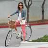 Exclusif - Jessica Alba fait du vélo dans les rues de Malibu, le 5 juillet 2015