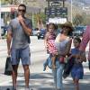 Jessica Alba et son mari Cash Warren font du shopping avec leurs enfants Honor et Haven à Malibu et des amis à Malibu. Cash Warren fait du "Hovertrax". Le 4 juillet 2015 
