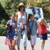 Jessica Alba et son mari Cash Warren font du shopping avec leurs enfants Honor et Haven à Malibu et des amis à Malibu. Cash Warren fait du "Hovertrax". Le 4 juillet 2015 