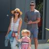 Jessica Alba et son mari Cash Warren font du shopping avec leurs enfants Honor et Haven à Malibu et des amis à Malibu. Cash Warren fait du "Hovertrax". Le 4 juillet 2015  
