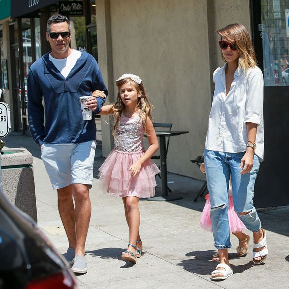 Exclusif - Jessica Alba et son mari Cash Warren sont allés déjeuner avec leurs filles Honor et Haven à Brentwood, le 3 juillet 2015  