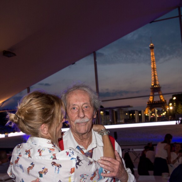 Exclusif - L'organisatrice Virginie Coupérie-Eiffel dans les bras de Jean Rochefort - Soirée lors du Paris Eiffel Jumping au Champs-de-Mars, étape du Longines Global Champions Tour, durant laquelle était fêté le 20e anniversaire d'Electra Niarchos (20 ans). À Paris, le 4 juillet 2015.