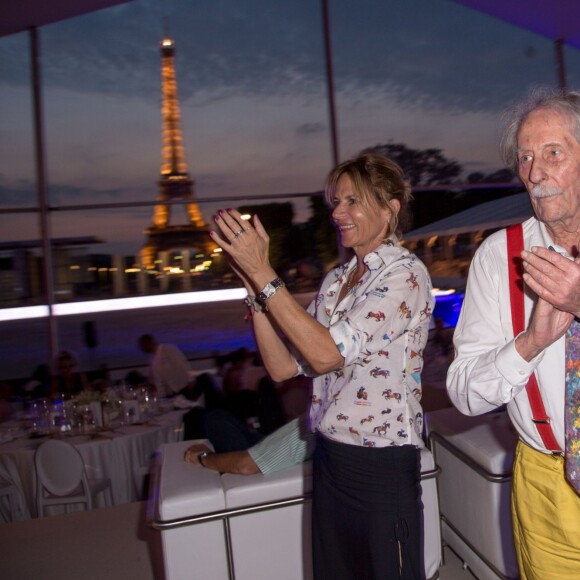 Exclusif - L'organisatrice Virginie Coupérie-Eiffel dans les bras de Jean Rochefort - Soirée lors du Paris Eiffel Jumping au Champs-de-Mars, étape du Longines Global Champions Tour, durant laquelle était fêté le 20e anniversaire d'Electra Niarchos (20 ans). À Paris, le 4 juillet 2015.