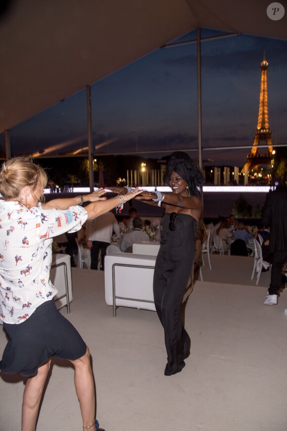 Exclusif - Virginie Coupérie-Eiffel et Khadja Nin enflamment le dancefloor - Soirée lors du Paris Eiffel Jumping au Champs-de-Mars, étape du Longines Global Champions Tour, durant laquelle était fêté le 20e anniversaire d'Electra Niarchos (20 ans). À Paris, le 4 juillet 2015.