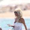 Victoria Silvstedt et son compagnon Maurice Dabbah arrivent à la plage à Saint-Tropez, le 12 juillet 2015.